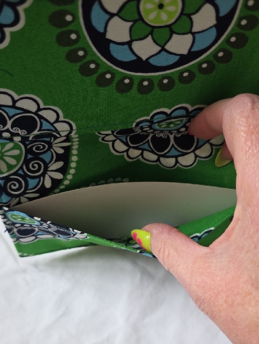 NWOT Vera Bradley Cupcakes Green Checkbook Cover - Picture 4 of 6